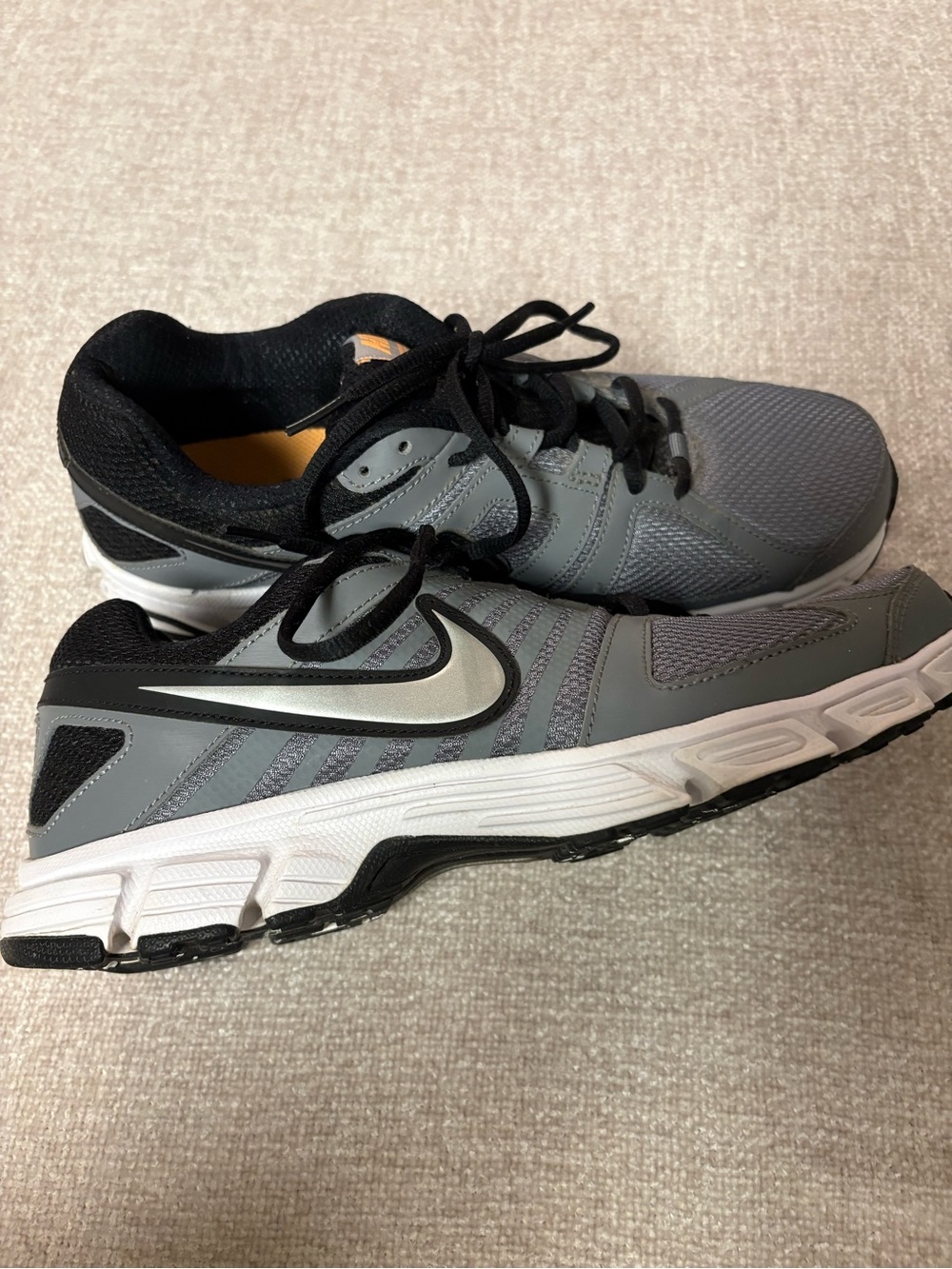 Nike Men’s Gray and Black DownShifter 5 Running Shoes with Orange Logo Size 9.5 - Picture 9 of 16